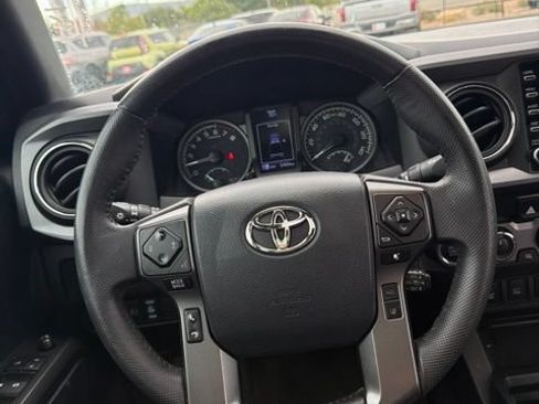 Used 2020 Toyota Tacoma TRD Off-Road w/ TRD Premium Off Road Package AWD/4WD image 14