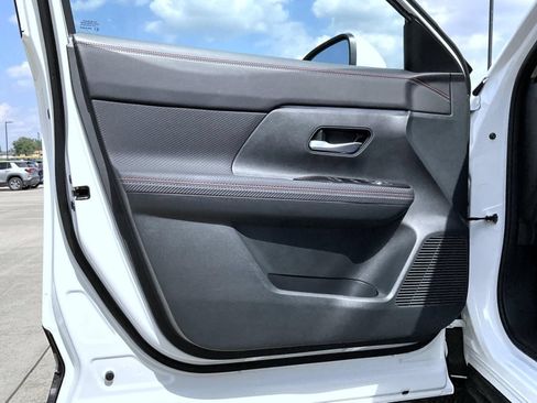 Certified 2025 Nissan Kicks SR AWD/4WD image 9