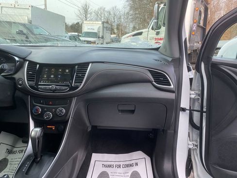 Used 2019 Chevrolet Trax LT w/ LT Convenience Package image 28