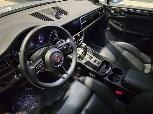 Used 2025 Porsche Macan image 2
