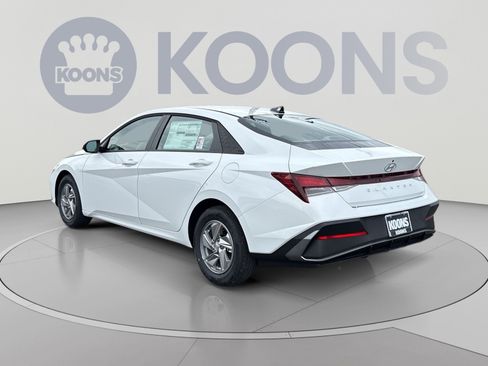 New 2026 Hyundai Elantra SE FWD image 4