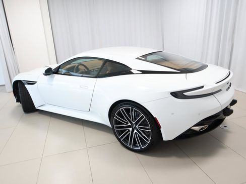 Used 2024 Aston Martin DB12 Coupe RWD image 3