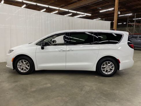 Used 2024 Chrysler Pacifica Touring-L FWD image 3