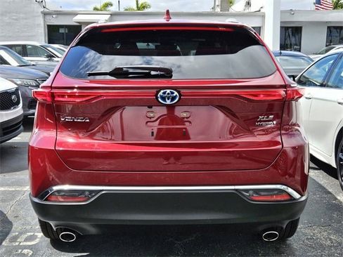 Used 2022 Toyota Venza XLE image 8