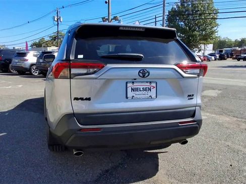 Used 2022 Toyota RAV4 XLE image 7