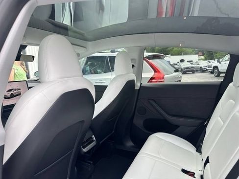 Used 2025 Tesla Model Y Long Range RWD image 11