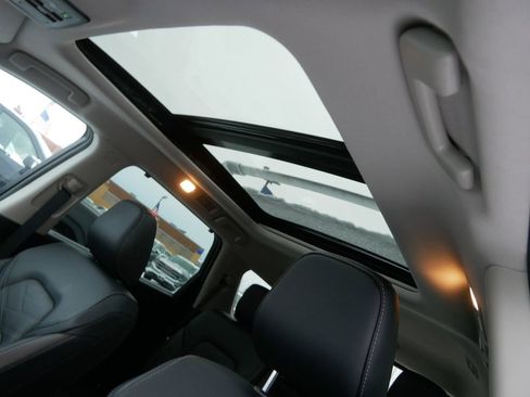 Used 2024 Nissan Pathfinder Platinum image 12