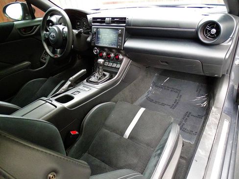 Used 2025 Toyota GR86 Premium w/ ALL Weather Mat Package (TMS) RWD image 31