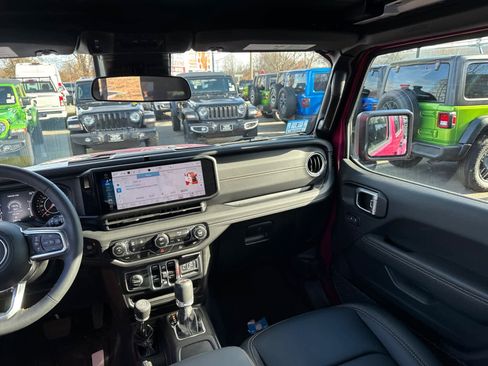 Used 2024 Jeep Wrangler Sahara image 34