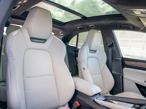 Certified 2025 Porsche Macan 4 Electric AWD/4WD image 27