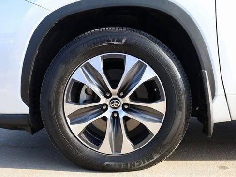 Used 2022 Toyota Highlander XLE image 8