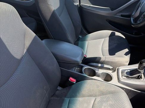 Used 2015 Hyundai Elantra SE w/ Option Group 03 FWD image 7