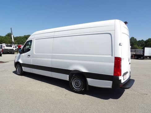Used 2023 Mercedes-Benz Sprinter 2500 image 4