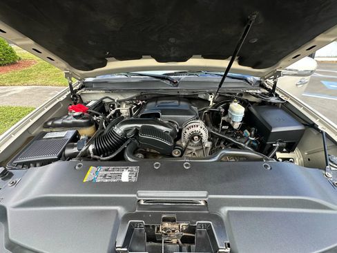 Used 2010 Cadillac Escalade Premium image 40