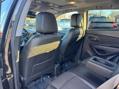 Used 2019 Chevrolet Trax LT w/ Sun & Sound Package image 12