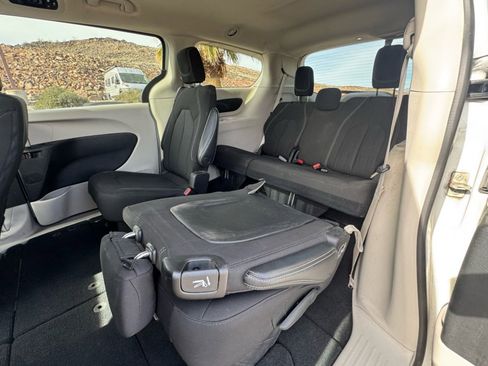 Used 2023 Chrysler Voyager LX image 10