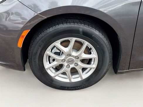Used 2023 Chrysler Pacifica Touring-L FWD image 31