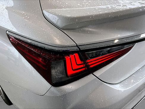 Used 2020 Lexus ES 300h Ultra Luxury w/ Accessory Package FWD image 27