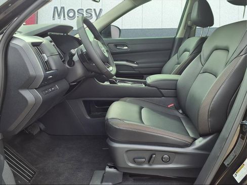 New 2025 Nissan Pathfinder SL image 9