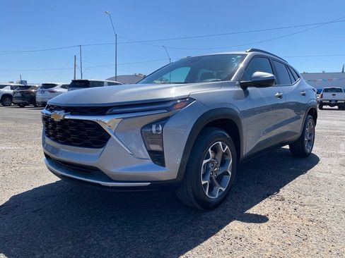 Used 2025 Chevrolet Trax LT FWD image 2