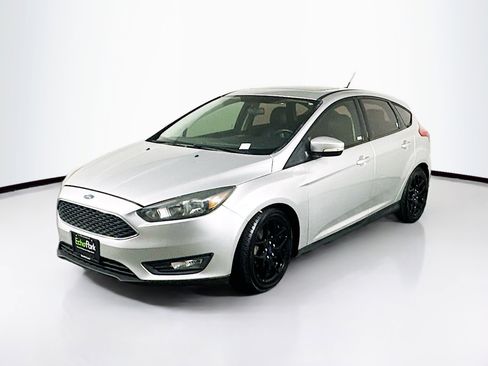 Used 2016 Ford Focus SE w/ Equipment Group 201A image 3
