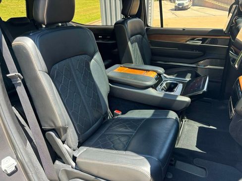 Used 2022 Jeep Grand Wagoneer Series III w/ Rear Seat Video Group 1 AWD/4WD image 18