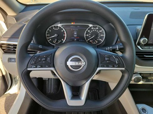 Used 2025 Nissan Altima 2.5 SV FWD image 19
