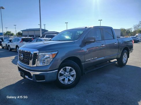 Used 2018 Nissan Titan SV RWD image 2