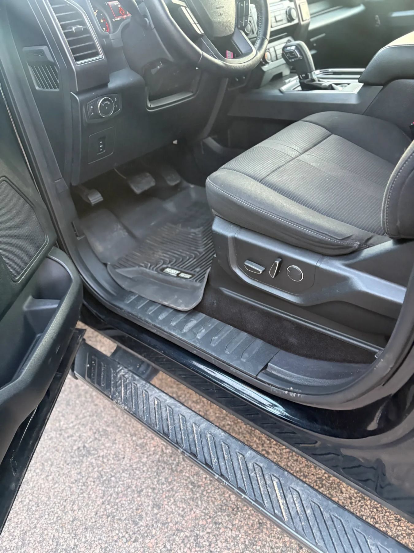 Used 2017 Ford F150 XLT w/ Equipment Group 302A Luxury AWD/4WD image 43