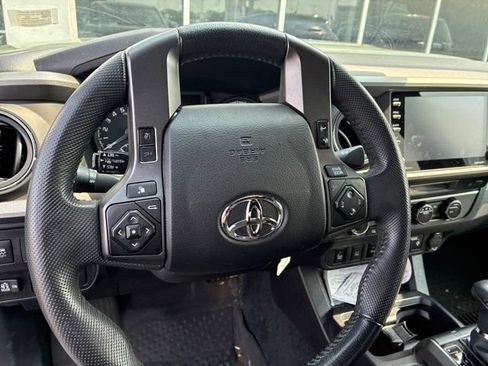 Used 2022 Toyota Tacoma TRD Sport w/ Technology Package AWD/4WD image 11