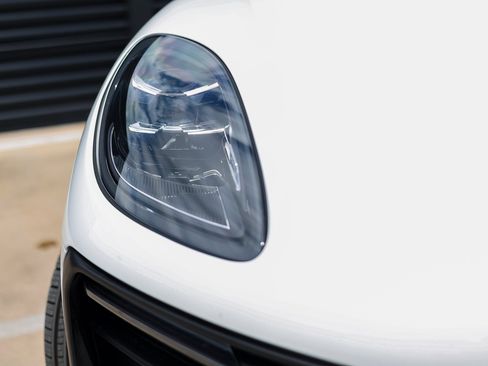 Certified 2025 Porsche Macan image 11