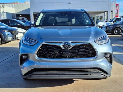 Used 2023 Toyota Highlander Limited image 3
