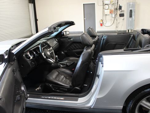 Used 2010 Ford Mustang GT RWD image 32