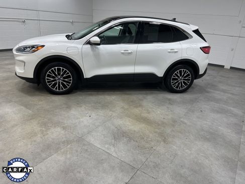 Used 2022 Ford Escape Titanium image 2