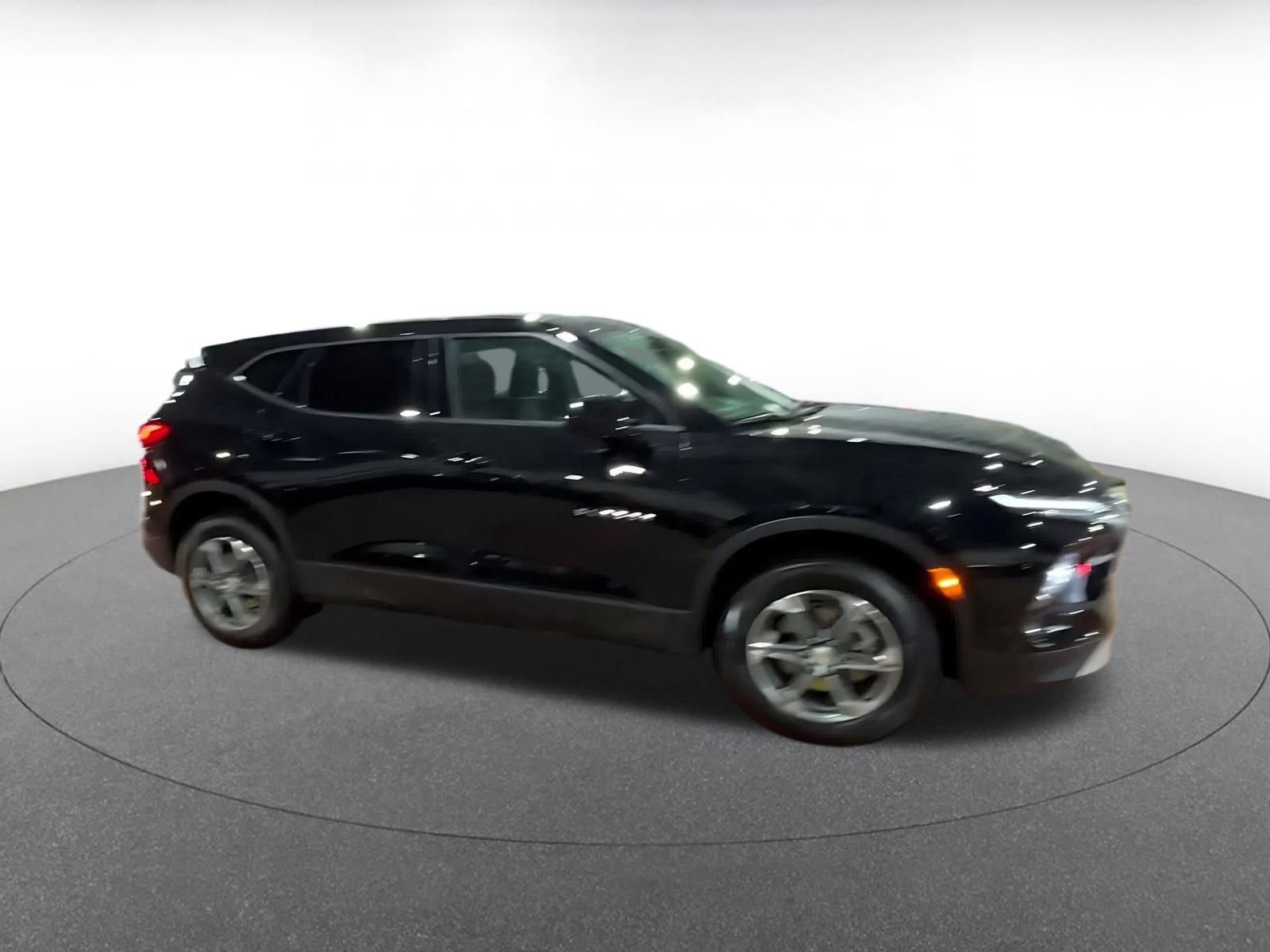 Used 2026 Chevrolet Blazer LT FWD image 2
