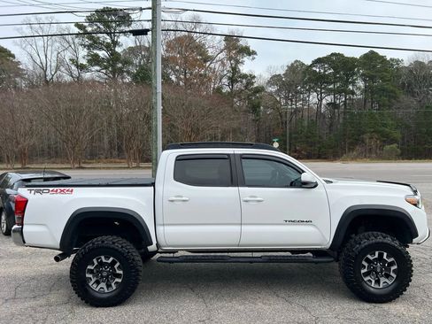 Used 2017 Toyota Tacoma TRD Off-Road image 4