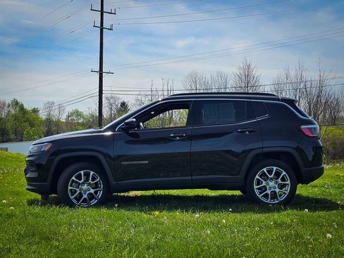 Used 2024 Jeep Compass Latitude AWD/4WD image 7
