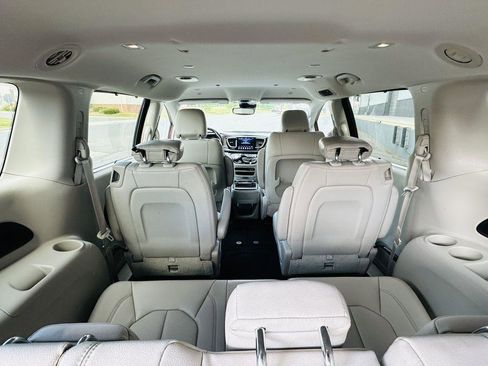 Used 2019 Chrysler Pacifica Touring-L w/ Advanced Safetytec Group FWD image 29