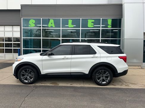 Used 2021 Ford Explorer XLT w/ Equipment Group 202A AWD/4WD image 3