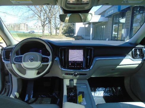 Used 2025 Volvo S60 B5 Core image 12