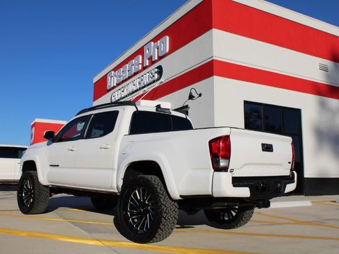 Used 2017 Toyota Tacoma TRD Sport w/ Tow Package (A/T) AWD/4WD image 2
