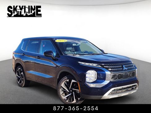 Used 2024 Mitsubishi Outlander SE image 1