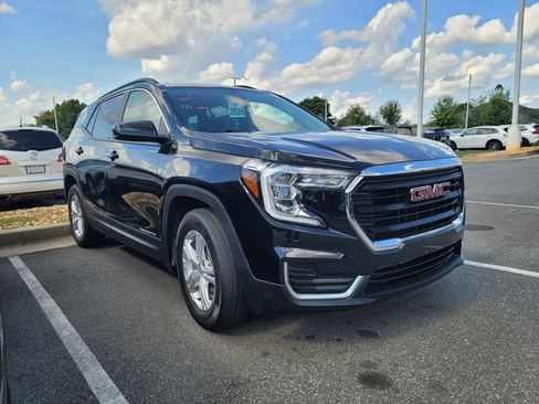 Used 2024 GMC Terrain SLE w/ Driver Convenience Package FWD image 2