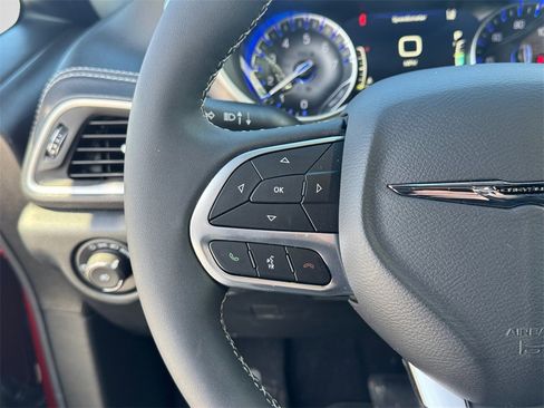 Certified 2026 Chrysler Pacifica Select image 15