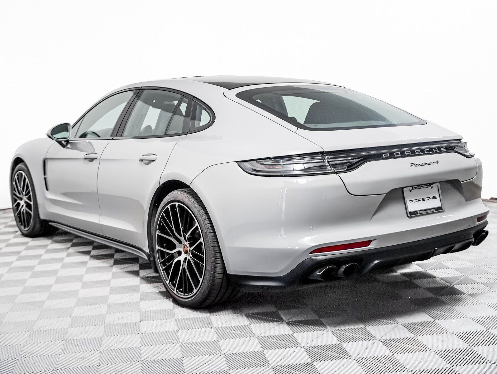 Certified 2023 Porsche Panamera 4 Platinum Edition w/ Assistance Package AWD/4WD image 3