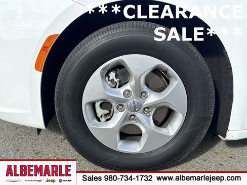 Used 2022 Chrysler Pacifica Touring-L image 11