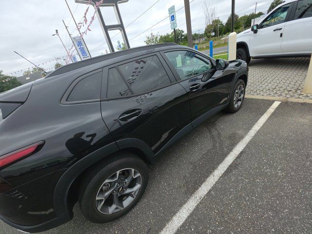 Used 2024 Chevrolet Trax LT w/ Driver Confidence Package FWD image 3