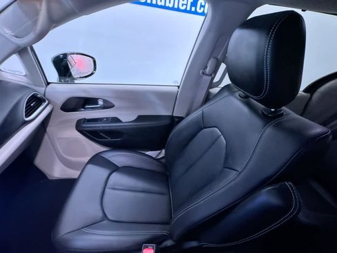 Used 2024 Chrysler Pacifica Touring-L image 35