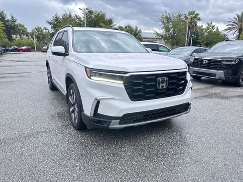 Used 2025 Honda Pilot Touring image 8