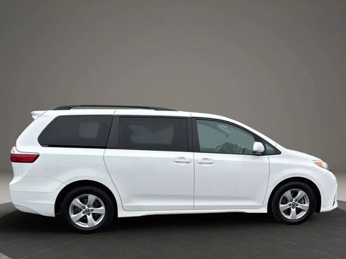 Used 2018 Toyota Sienna LE image 12